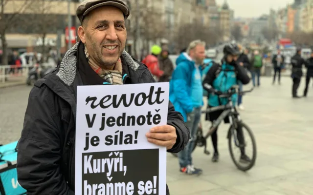V Praze se sešly desítky kurýrů Woltu. Chtějí zablokovat magistrálu