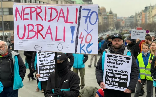 VIDEO: V Praze se sešly desítky kurýrů Woltu. Chtějí zablokovat magistrálu