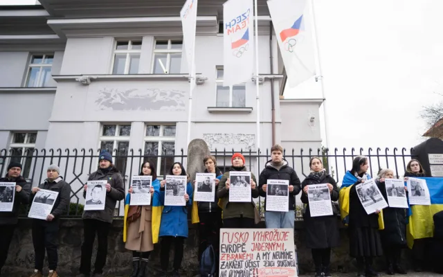 FOTOGALERIE: Ne Rusům na olympiádě! Lidé protestovali před sídlem olympijského výboru