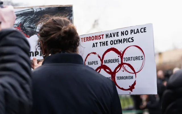 FOTOGALERIE: Ne Rusům na olympiádě! Lidé protestovali před sídlem olympijského výboru