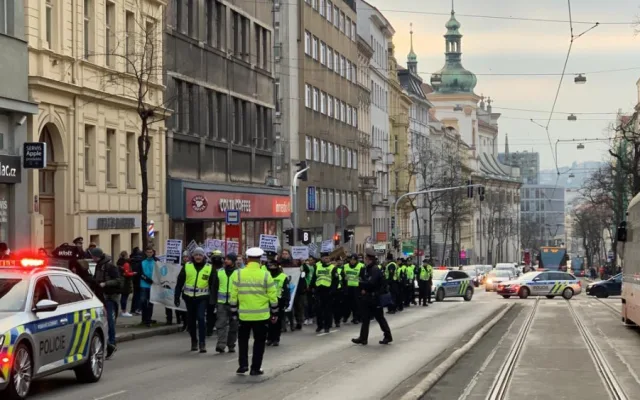 VIDEO: Kurýři Woltu blokovali dopravu na magistrále. Žádají vyšší odměny