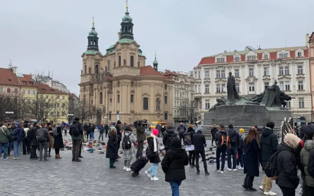 Lidé v centru Prahy připomněli válečná zvěrstva, která Rusové páchají na civilistech