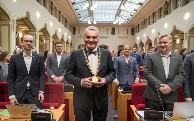 Hřib předal žezlo ve formě klíče od kanceláře a flashdisku