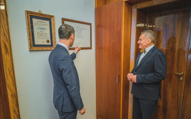 Hřib předal žezlo ve formě klíče od kanceláře a flashdisku