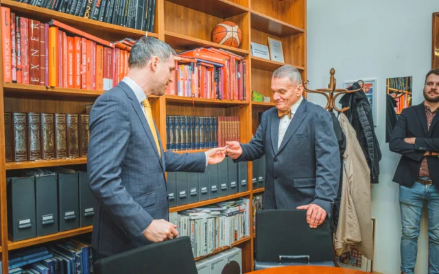 Hřib předal žezlo ve formě klíče od kanceláře a flashdisku