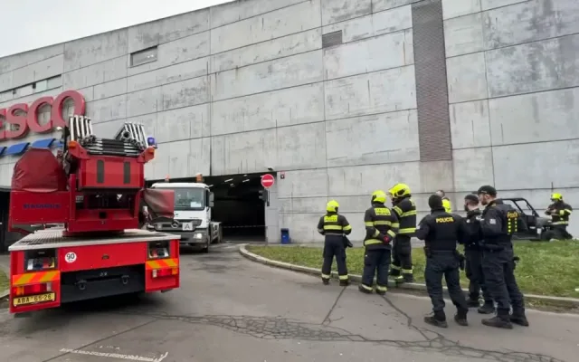 VIDEO: Z fasády OC Nový Smíchov se uvolnil kus betonu. Hasiči místo uzavřeli