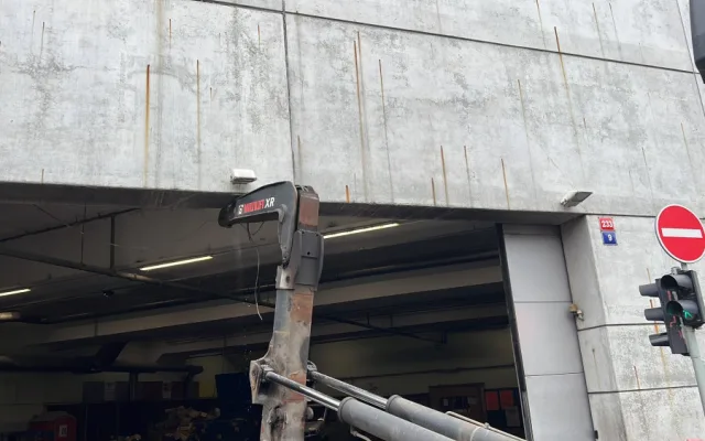 VIDEO: Z fasády OC Nový Smíchov se uvolnil kus betonu. Hasiči místo uzavřeli