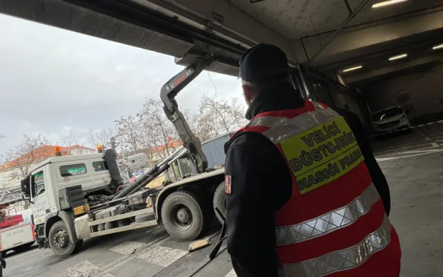 VIDEO: Z fasády OC Nový Smíchov se uvolnil kus betonu. Hasiči místo uzavřeli