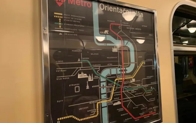 VIDEO: Nuselákem projelo historické metro. Stavba je v pořádku, ujistil Hřib