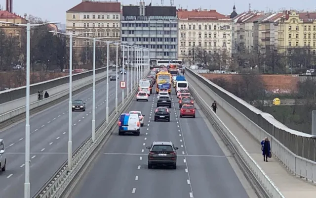 VIDEO: Nuselákem projelo historické metro. Stavba je v pořádku, ujistil Hřib