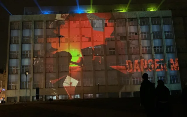 VIDEO: Promítání na budovu ministerstva připomíná rok trvající válku na Ukrajině