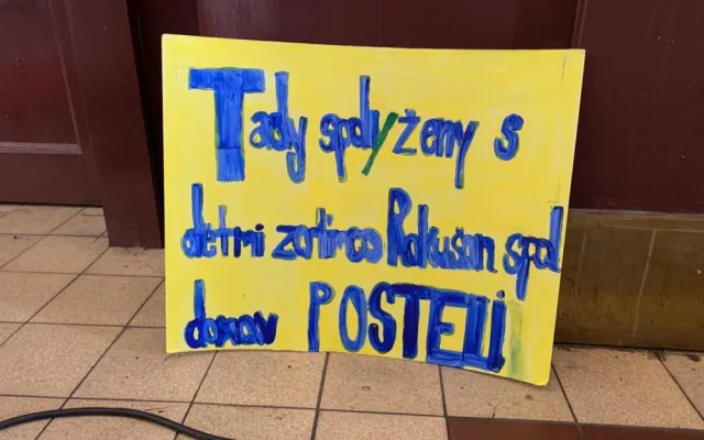 VIDEO: Zástupci Prahy děkovali dobrovolníkům za pomoc Ukrajině. Ti na akci protestovali