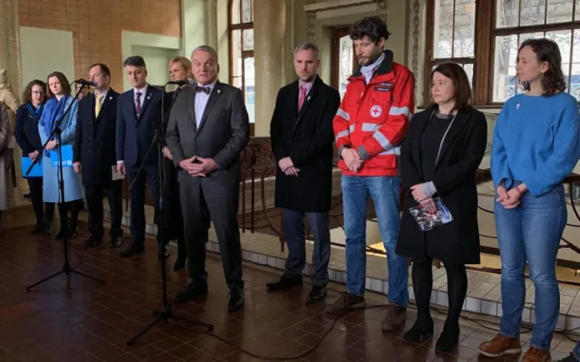 VIDEO: Zástupci Prahy děkovali dobrovolníkům za pomoc Ukrajině. Ti na akci protestovali