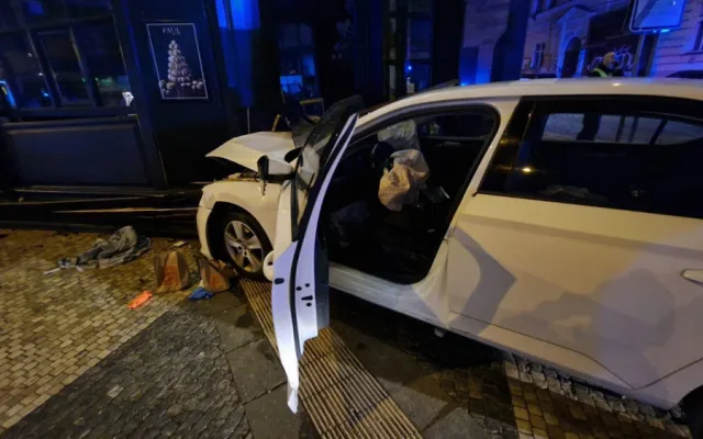 Řidič v Praze dostal záchvat za volantem a vjel na chodník. Pět lidí je zraněno