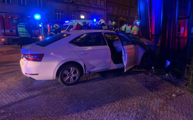 Řidič v Praze dostal záchvat za volantem a vjel na chodník. Pět lidí je zraněno