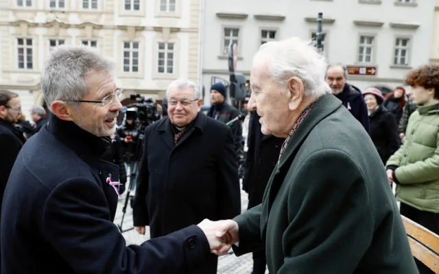 Lidé se sešli v Nerudově ulici. Připomněli si pochod studentů na Hrad