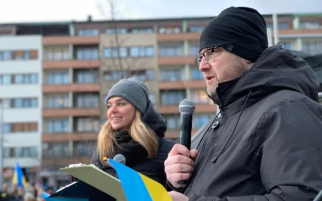 VIDEO: Na Letné se sešly stovky lidí na podporu Ukrajiny