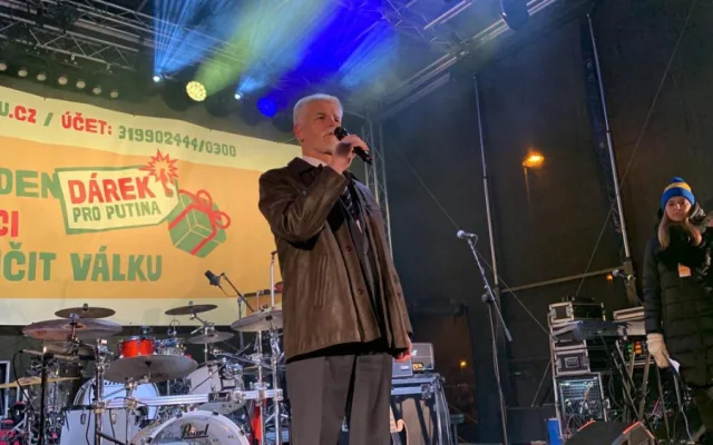 VIDEO: Tisíce lidí šly pochodem z Letné k ukrajinské ambasádě. Promluvil k nim Pavel