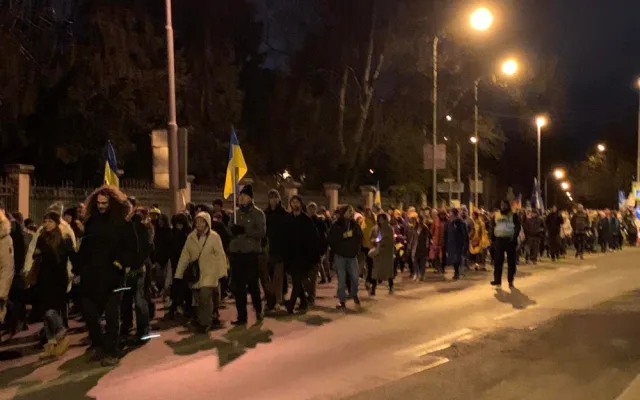 VIDEO: Tisíce lidí šly pochodem z Letné k ukrajinské ambasádě. Promluvil k nim Pavel