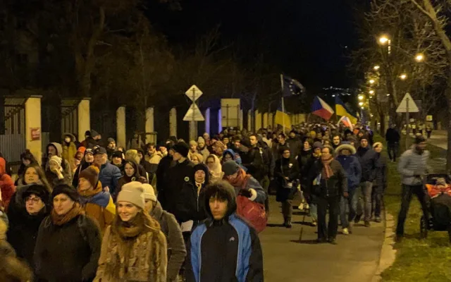 VIDEO: Tisíce lidí šly pochodem z Letné k ukrajinské ambasádě. Promluvil k nim Pavel