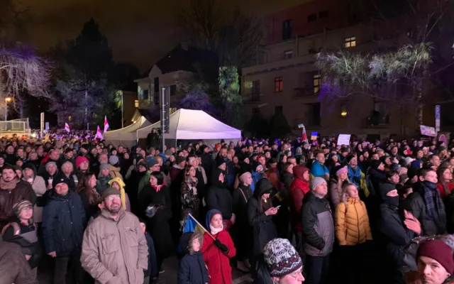 VIDEO: Tisíce lidí šly pochodem z Letné k ukrajinské ambasádě. Promluvil k nim Pavel