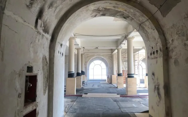 VIDEO: Průmyslový palác má za sebou první rok oprav. Zásahy z 50. let rekonstrukci komplikují
