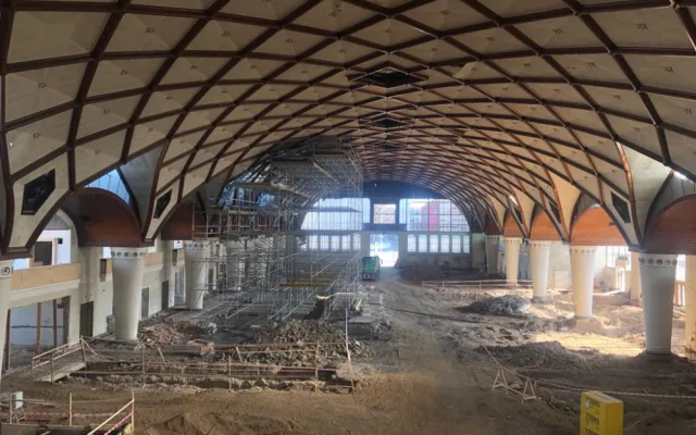 VIDEO: Průmyslový palác má za sebou první rok oprav. Zásahy z 50. let rekonstrukci komplikují