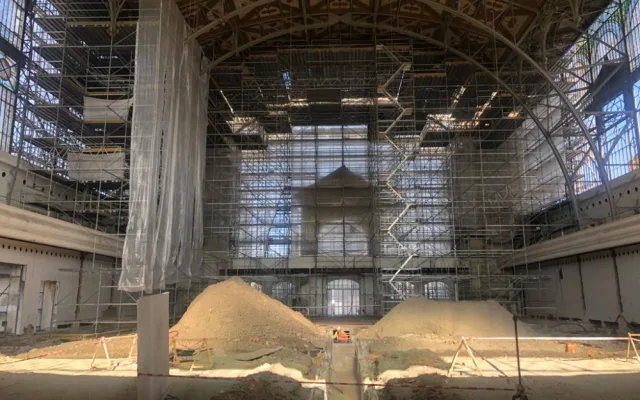 VIDEO: Průmyslový palác má za sebou první rok oprav. Zásahy z 50. let rekonstrukci komplikují