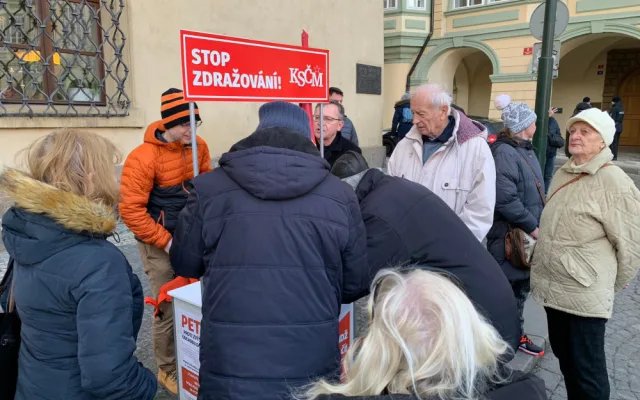 VIDEO: Na Paroubkově demonstraci v Praze vystupují komunisti i dezinformátoři