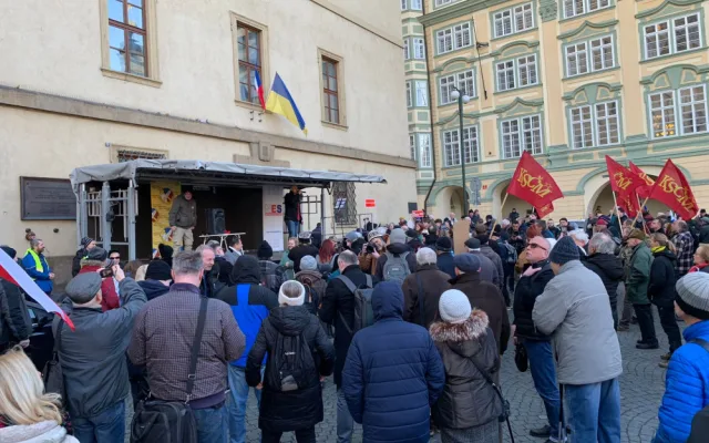 VIDEO: Na Paroubkově demonstraci v Praze vystupují komunisti i dezinformátoři