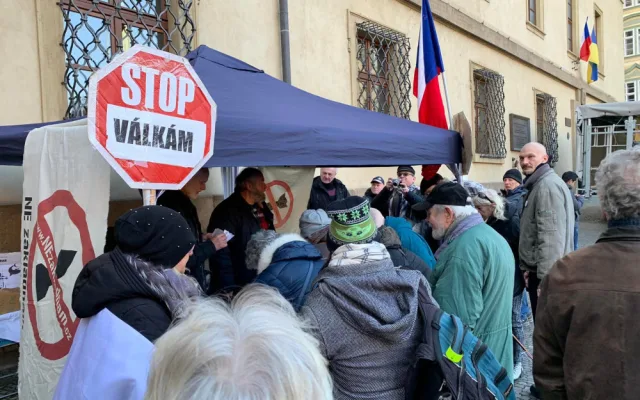 VIDEO: Na Paroubkově demonstraci v Praze vystupují komunisti i dezinformátoři