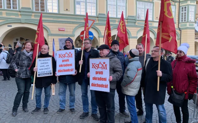 VIDEO: Na Paroubkově demonstraci v Praze vystupují komunisti i dezinformátoři