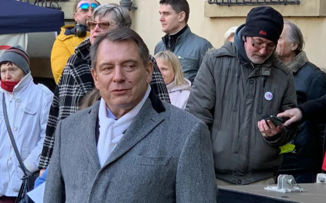 VIDEO: Na Paroubkově demonstraci v Praze vystupují komunisti i dezinformátoři