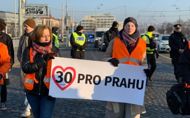 VIDEO: Aktivisté opět blokují provoz v Praze. Třicítka má být maximální rychlost, tvrdí