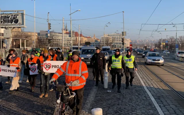VIDEO: Aktivisté opět blokují provoz v Praze. Třicítka má být maximální rychlost, tvrdí