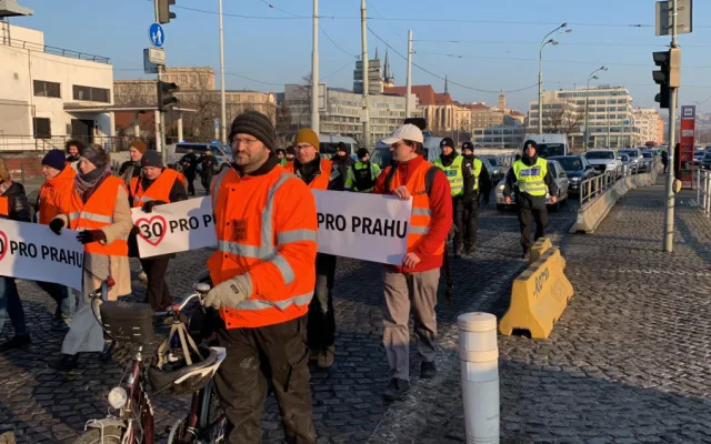 VIDEO: Aktivisté opět blokují provoz v Praze. Třicítka má být maximální rychlost, tvrdí