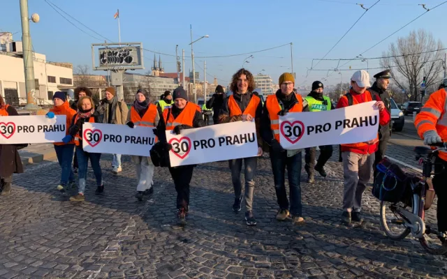 VIDEO: Aktivisté opět blokují provoz v Praze. Třicítka má být maximální rychlost, tvrdí