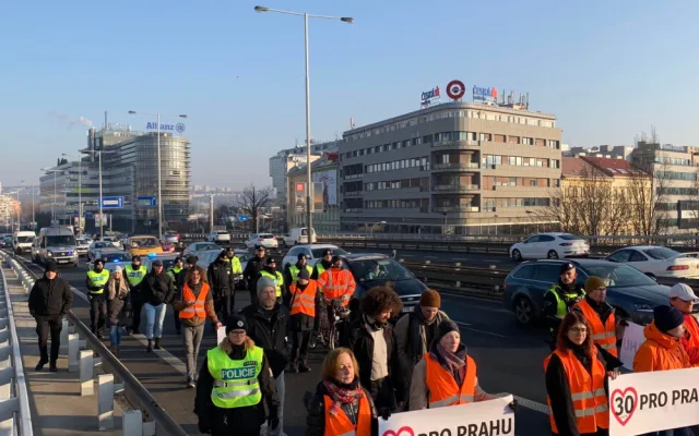 VIDEO: Aktivisté opět blokují provoz v Praze. Třicítka má být maximální rychlost, tvrdí