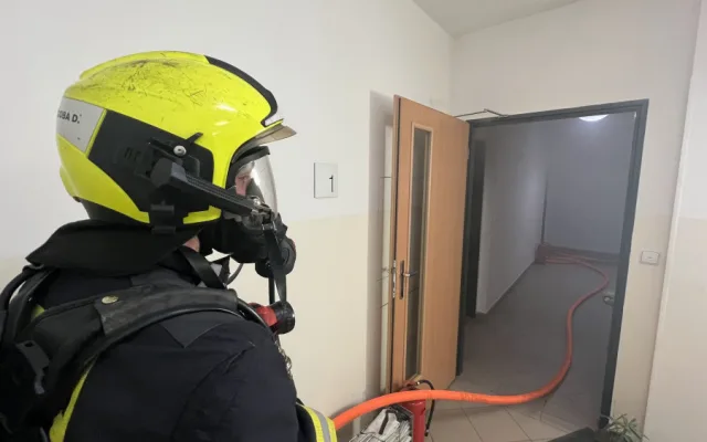 VIDEO: Při požáru v Praze zemřeli dva psi, hasiči jim dávali první pomoc