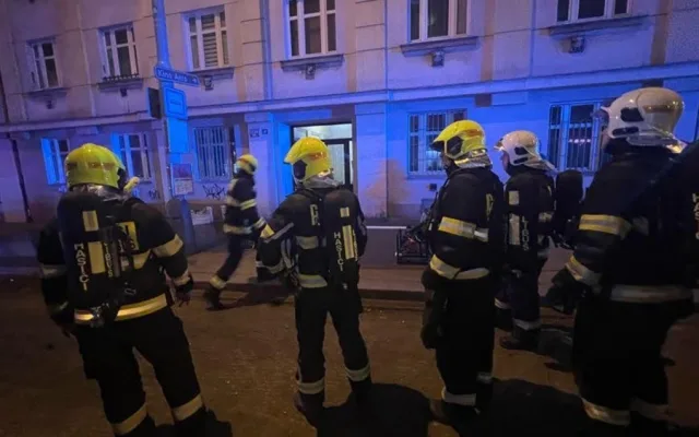 VIDEO: Hasiči zachránili při požáru bytu v Praze dva lidi