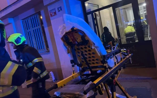 VIDEO: Hasiči zachránili při požáru bytu v Praze dva lidi
