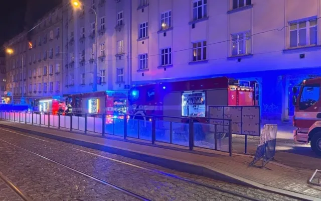 VIDEO: Hasiči zachránili při požáru bytu v Praze dva lidi