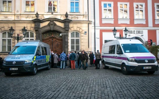 Láďo, děkujem! Dezinformátora Vrabela doprovodili na soud jeho příznivci