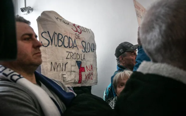 Láďo, děkujem! Dezinformátora Vrabela doprovodili na soud jeho příznivci