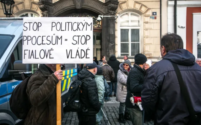 Láďo, děkujem! Dezinformátora Vrabela doprovodili na soud jeho příznivci