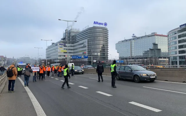 VIDEO: Aktivisté v Praze i dnes blokují dopravu. Bude to pravidelná akce, říkají