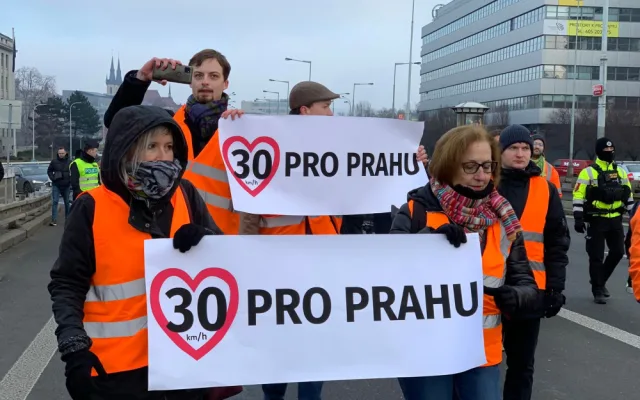 VIDEO: Aktivisté v Praze i dnes blokují dopravu. Bude to pravidelná akce, říkají