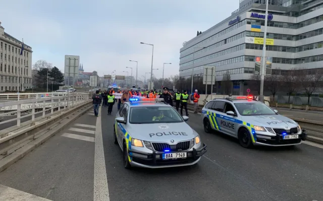 VIDEO: Aktivisté v Praze i dnes blokují dopravu. Bude to pravidelná akce, říkají
