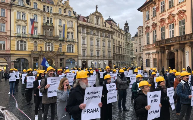 VIDEO: V centru Prahy protestovaly proti novele stavební zákona desítky lidí