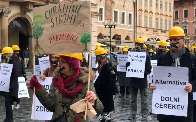 VIDEO: V centru Prahy protestovaly proti novele stavební zákona desítky lidí